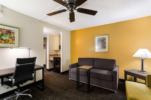 Quality Suites Milwaukee Airport - image 21
