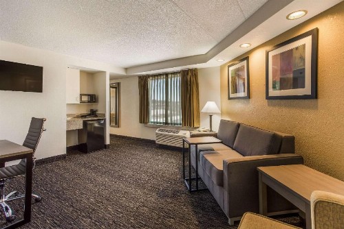 Quality Suites Milwaukee Airport - image 29