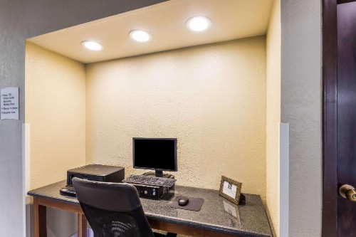 Quality Suites Milwaukee Airport - image 30
