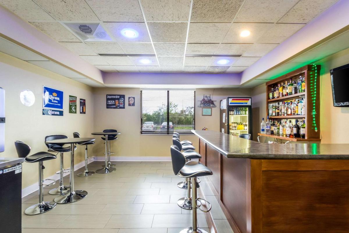 Quality Suites Milwaukee Airport - image 4