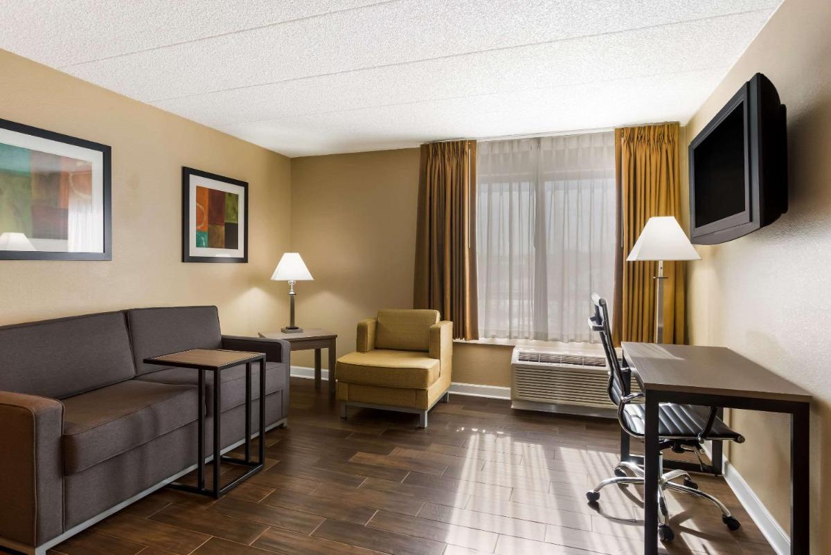 Quality Suites Milwaukee Airport - image 5