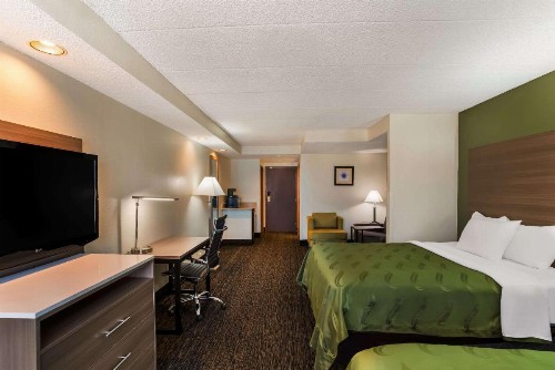 Quality Suites Milwaukee Airport - image 6