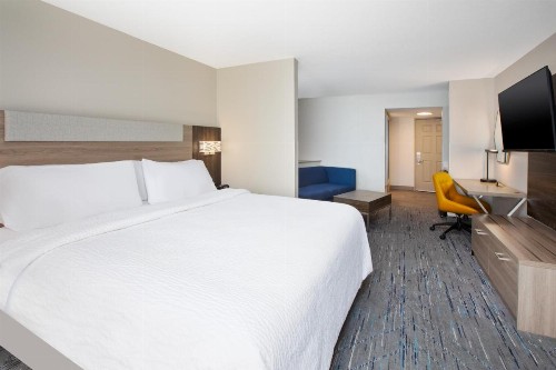 Comfort Suites Milwaukee Park Place - image 10