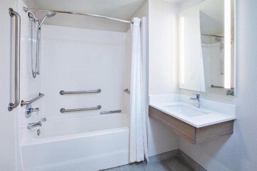 Comfort Suites Milwaukee Park Place - image 14