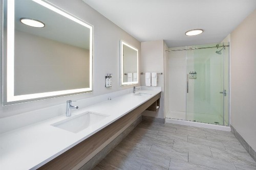 Comfort Suites Milwaukee Park Place - image 18