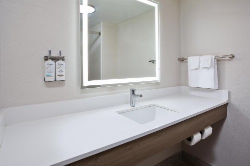 Comfort Suites Milwaukee Park Place - image 20
