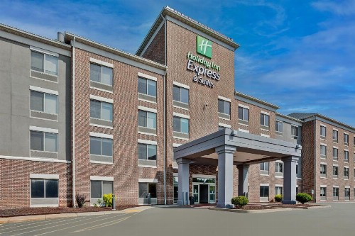 Comfort Suites Milwaukee Park Place - image 40