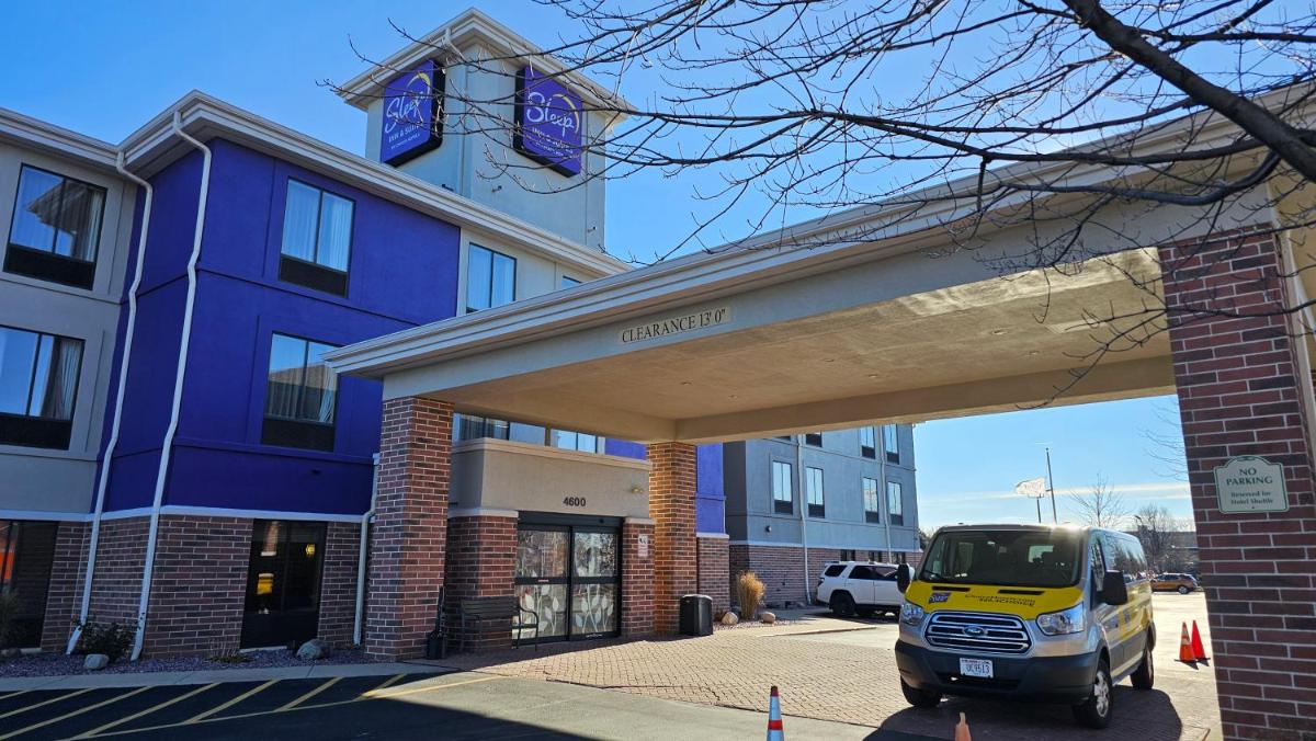 Sleep Inn & Suites Airport Milwaukee - image 2