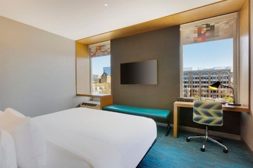 aloft Hotel Milwaukee Downtown - image 10