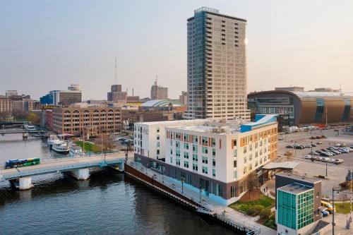 aloft Hotel Milwaukee Downtown - image 2
