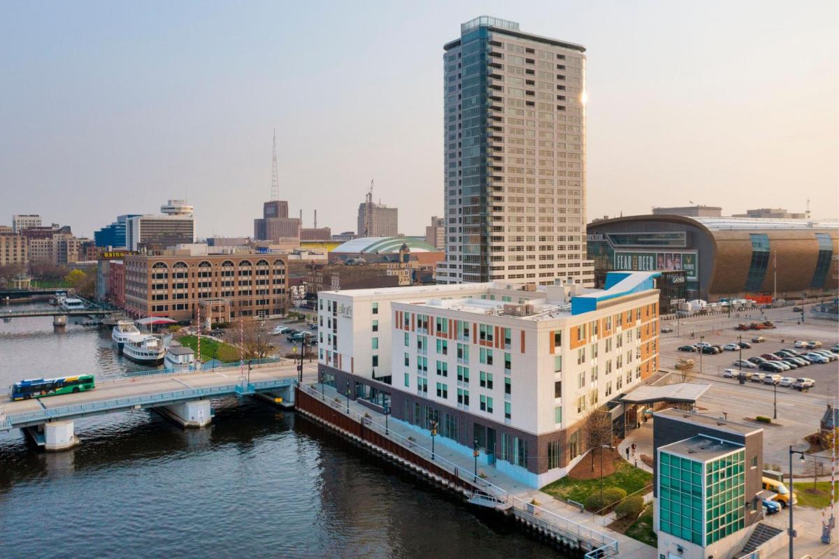 aloft Hotel Milwaukee Downtown - image 2