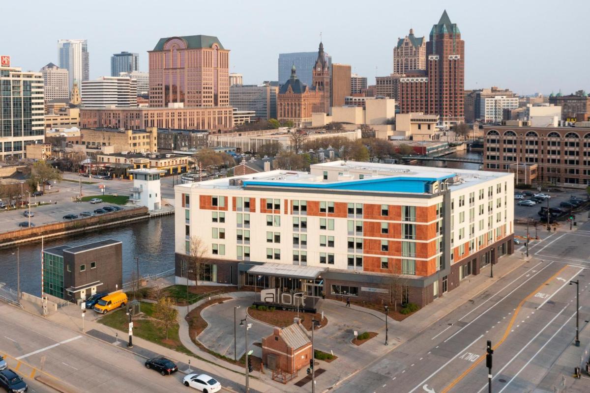 aloft Hotel Milwaukee Downtown - image 3