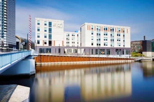 aloft Hotel Milwaukee Downtown - image 4