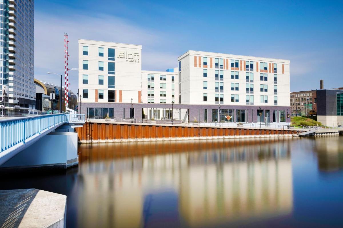 aloft Hotel Milwaukee Downtown - image 4