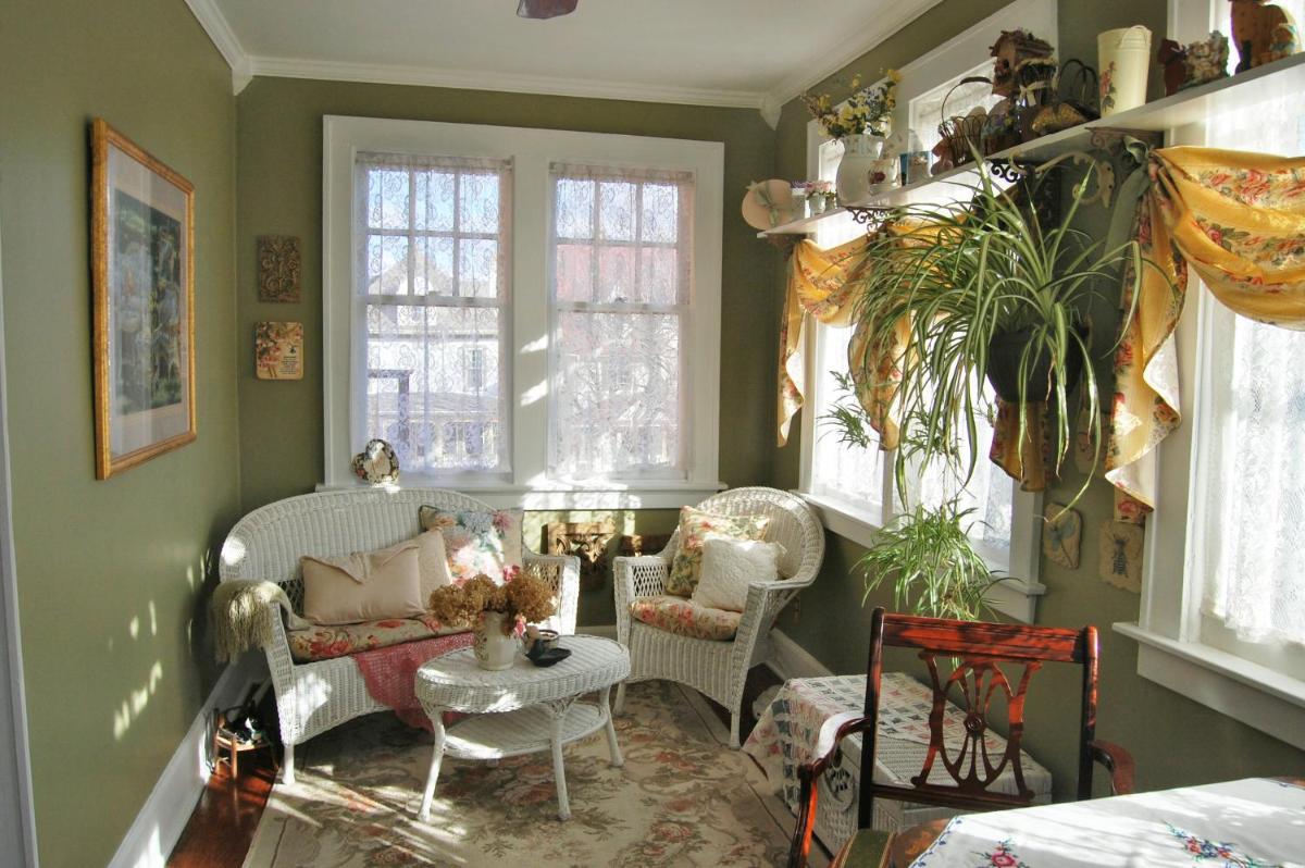 Schuster Mansion Bed & Breakfast - image 2