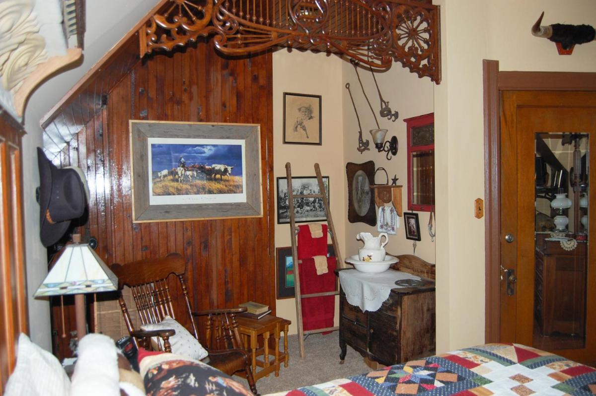 Schuster Mansion Bed & Breakfast - image 3