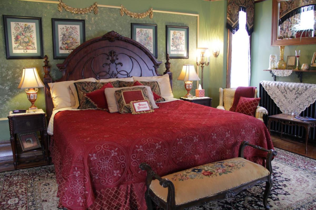 Schuster Mansion Bed & Breakfast - image 4