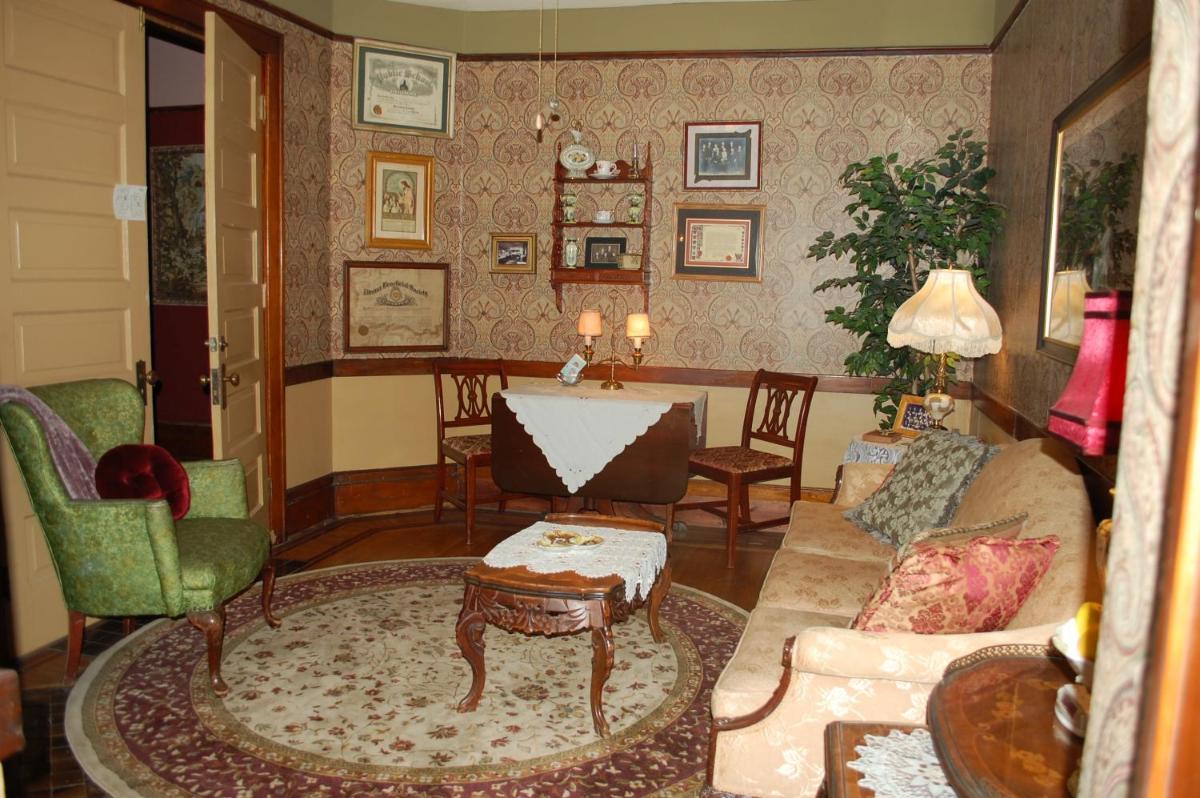 Schuster Mansion Bed & Breakfast - image 5