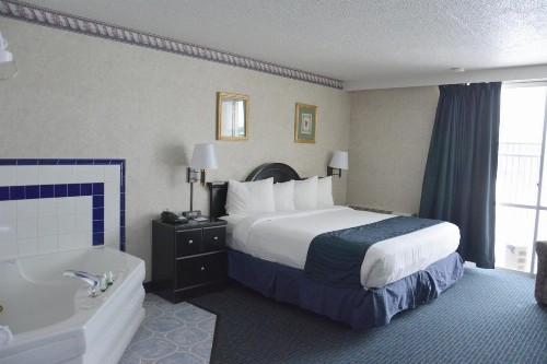 Travelodge by Wyndham Milwaukee - image 13
