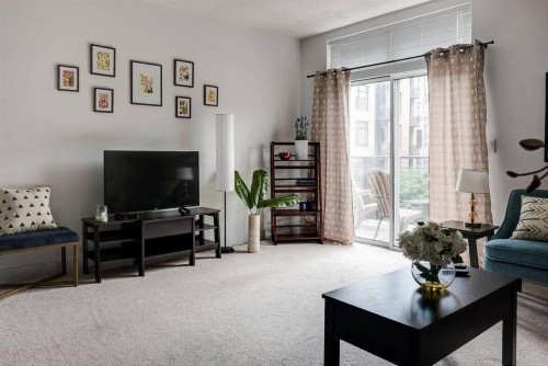 Third Ward 1 and 2 BR with Patio by Frontdesk