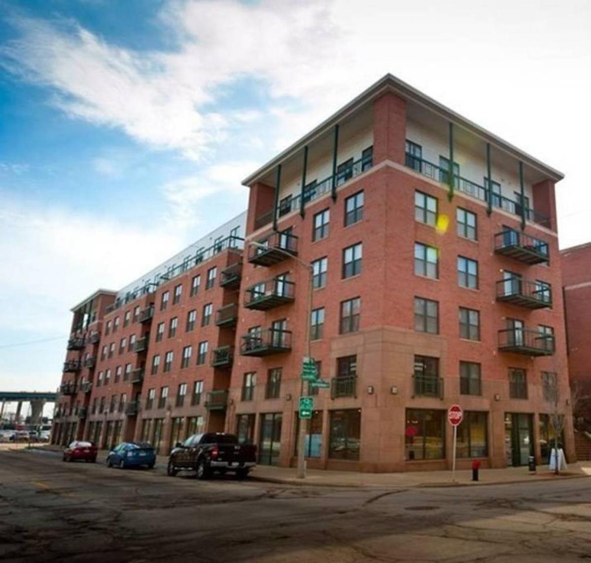 Frontdesk 132 Jefferson St Apts Milwaukee's Third Ward - image 2