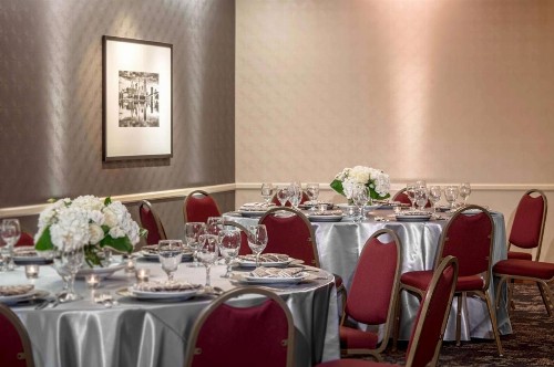 DoubleTree Suites by Hilton Minneapolis - image 26