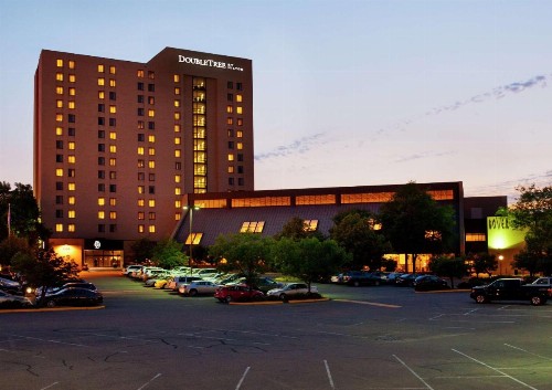 DoubleTree by Hilton Minneapolis Park Place - image 2