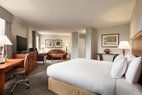 DoubleTree by Hilton Minneapolis Park Place - image 30