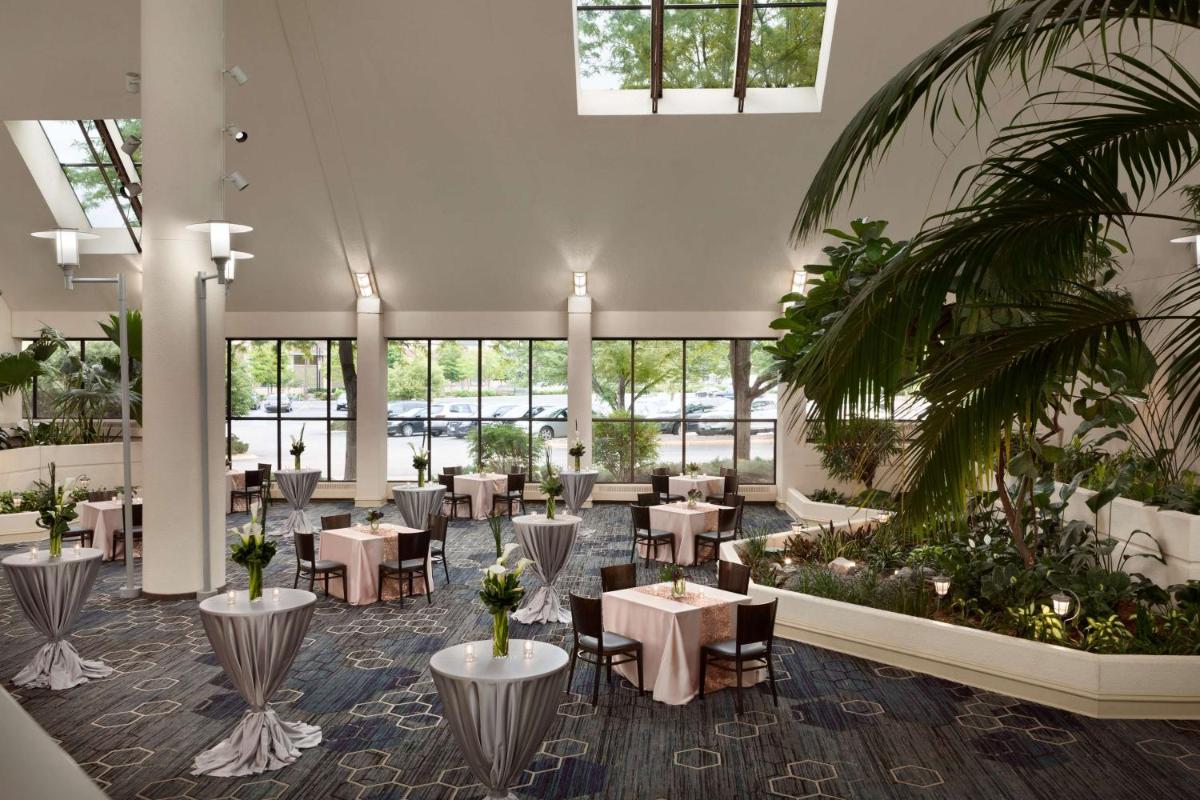 DoubleTree by Hilton Minneapolis Park Place - image 4