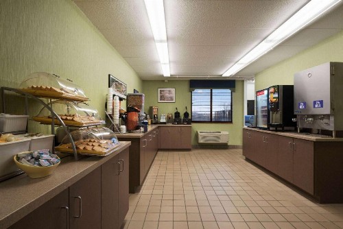 Days Hotel by Wyndham University Ave SE - image 21