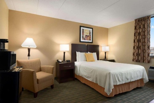 Days Hotel by Wyndham University Ave SE - image 23