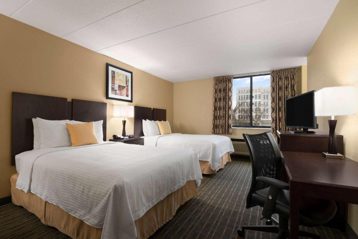 Days Hotel by Wyndham University Ave SE - image 4