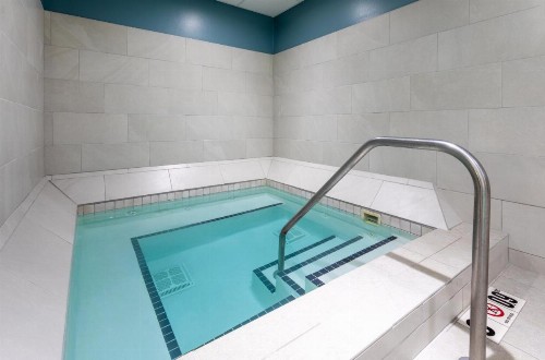 Holiday Inn Express Hotel & Suites Minneapolis-Downtown Convention Center an IHG Hotel - image 5