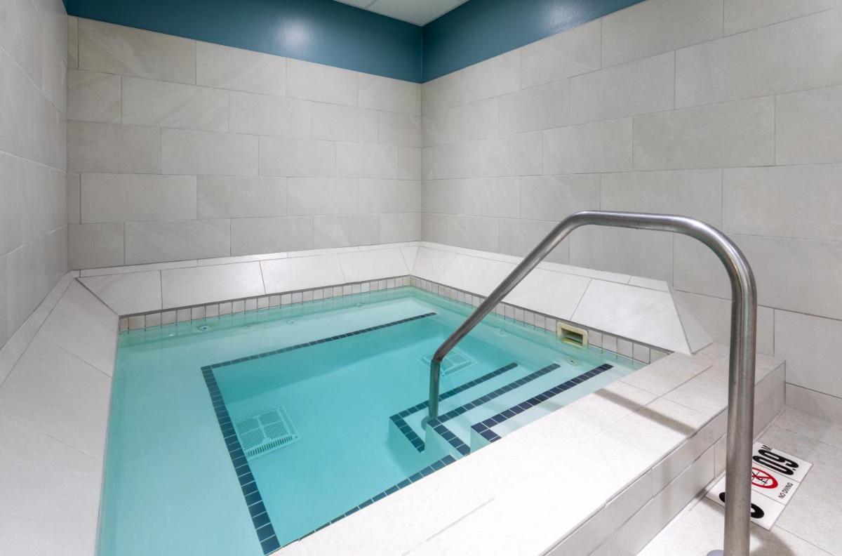 Holiday Inn Express Hotel & Suites Minneapolis-Downtown Convention Center an IHG Hotel - image 5