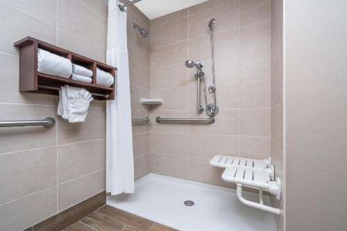 Ramada by Wyndham Minneapolis Golden Valley - image 24