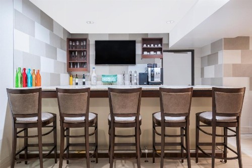 Ramada by Wyndham Minneapolis Golden Valley - image 5