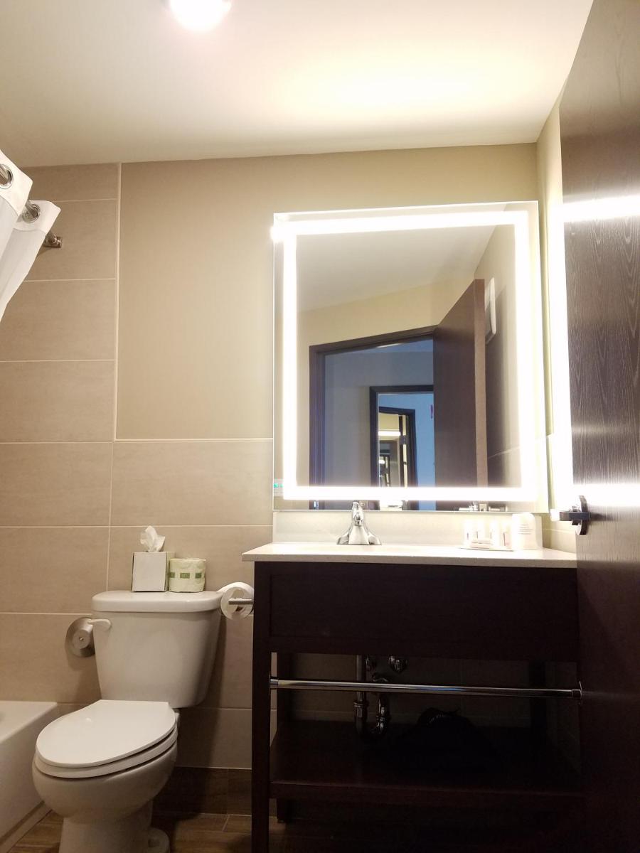 Ramada by Wyndham Minneapolis Golden Valley - image 6