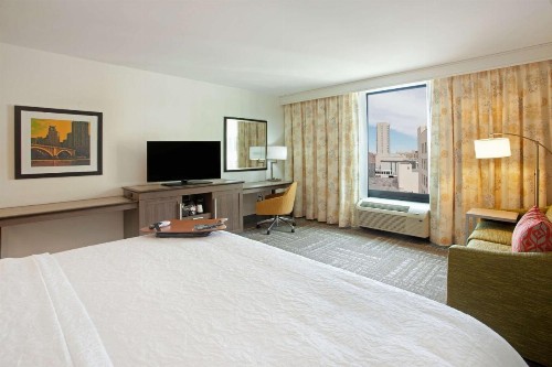 Hampton Inn & Suites - Minneapolis/Downtown - image 18