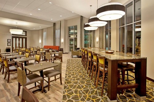 Hampton Inn & Suites - Minneapolis/Downtown - image 25