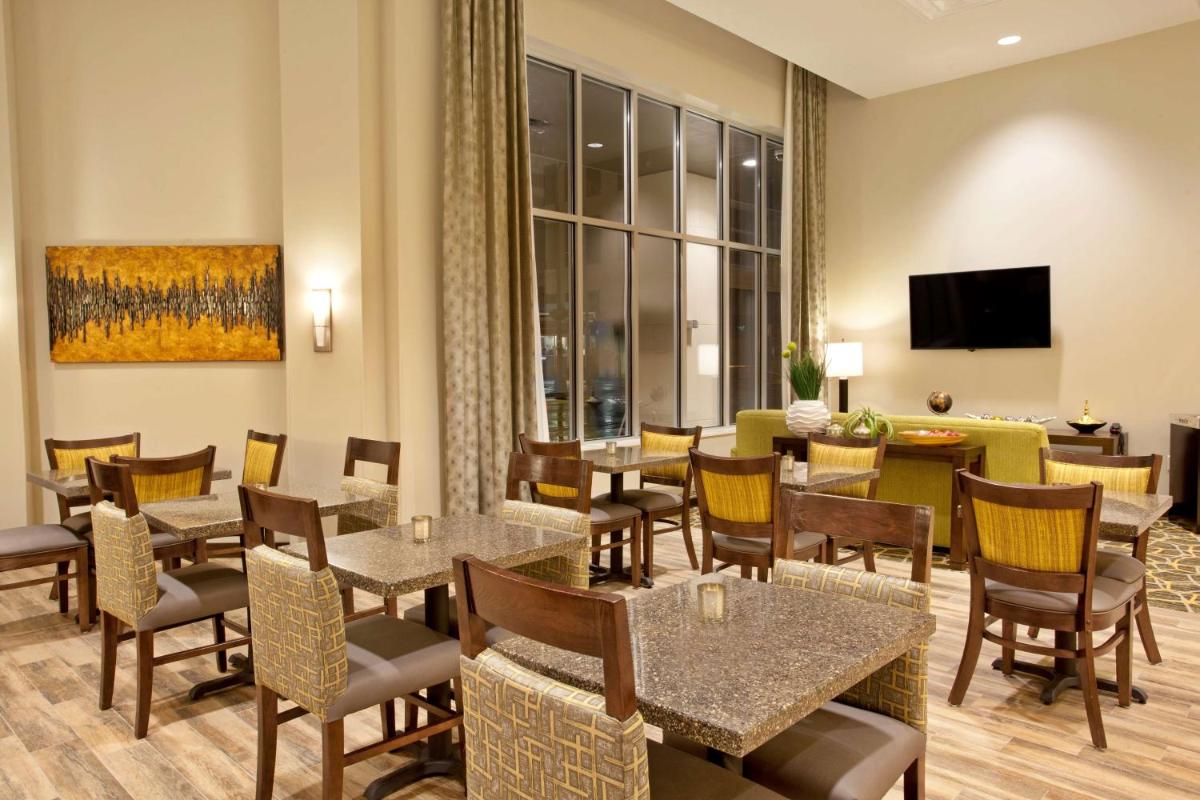 Hampton Inn & Suites - Minneapolis/Downtown - image 3