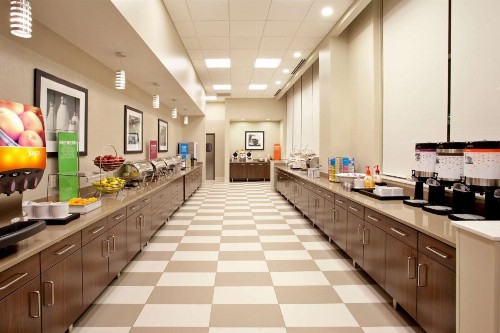 Hampton Inn & Suites - Minneapolis/Downtown - image 30