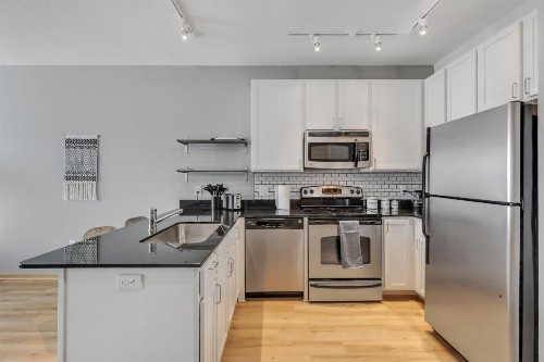 Modern Lux 1BR Flat and Gym - image 6