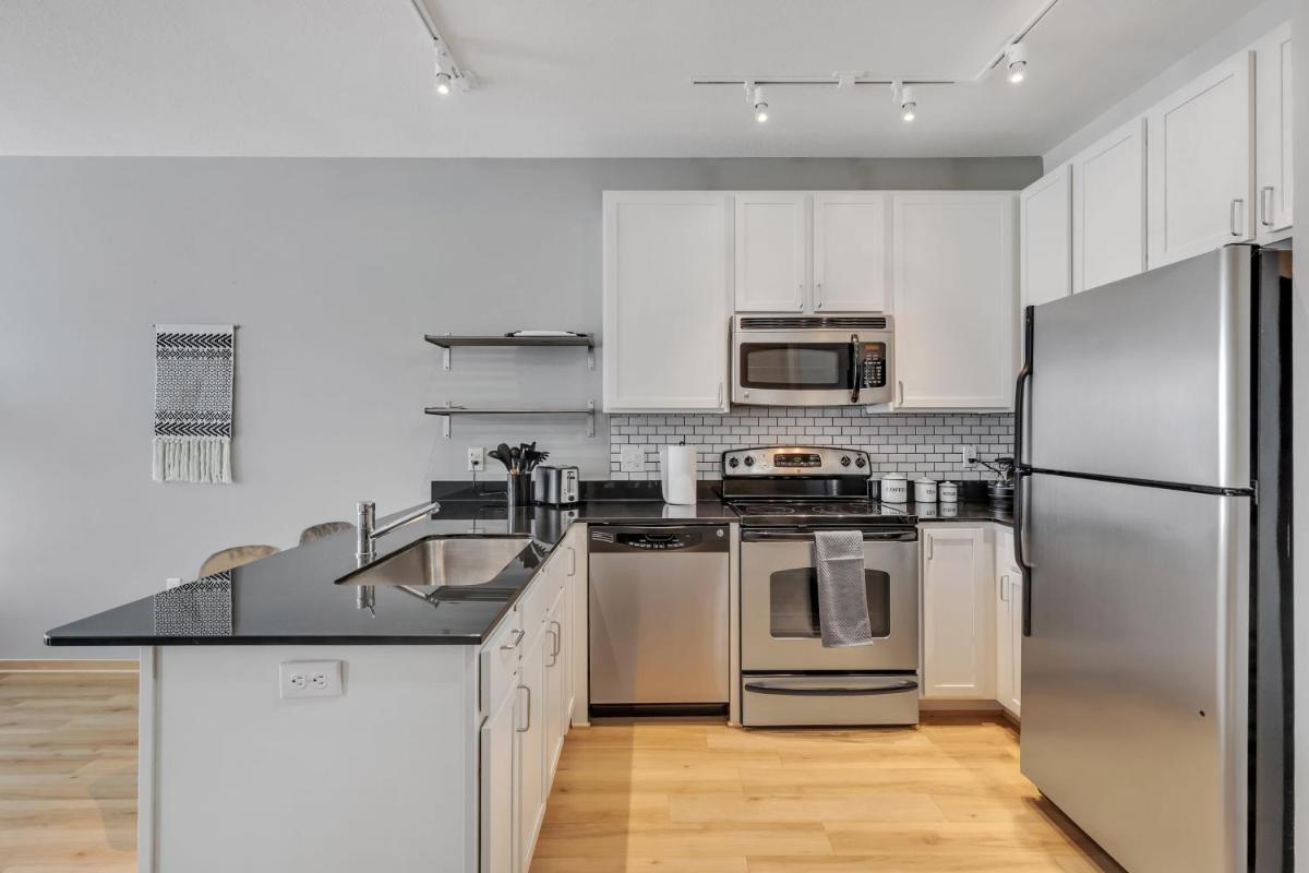 Modern Lux 1BR Flat and Gym - image 6