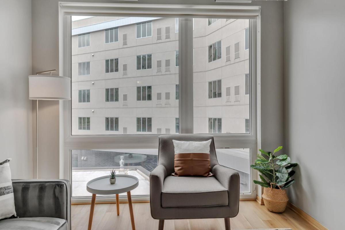 Modern Lux 1BR Flat and Gym - image 7