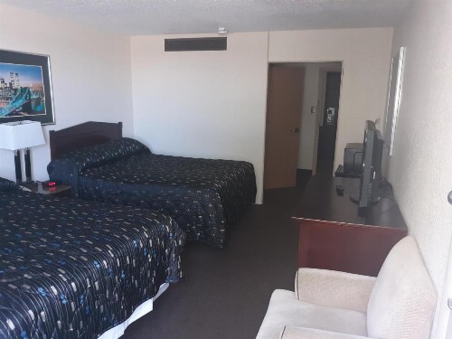 Vegas Minot Hotel - image 6