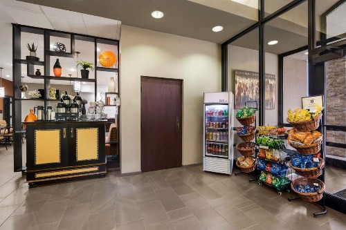 Kelly Inn Minot - image 11