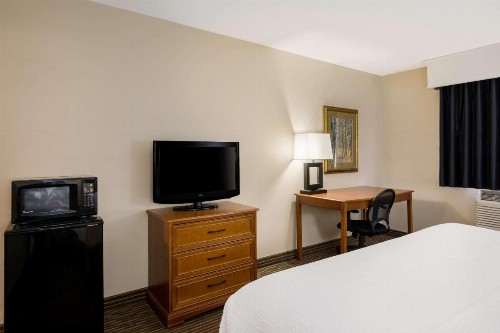 Kelly Inn Minot - image 20