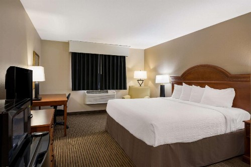 Kelly Inn Minot - image 27