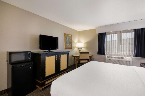 Kelly Inn Minot - image 37