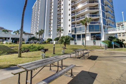 Surfside Resort by Vacasa - image 4